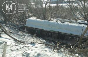 На Волині перекинувся бензовоз: нафтопродукти потрапили у рів, що впадає в річку Лютиця На-Волині-перекинувся-бензовоз:-нафтопродукти-потрапили-у-рів,-що-впадає-в-річку-Лютиця