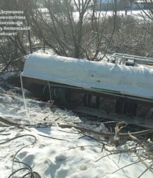 На-Волині-перекинувся-бензовоз:-нафтопродукти-потрапили-у-рів,-що-впадає-в-річку-Лютиця