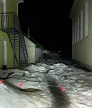 На-Житомирщині-з-даху-дитсадка-впала-брила-снігу:-травмувалася-4-річна-дитина