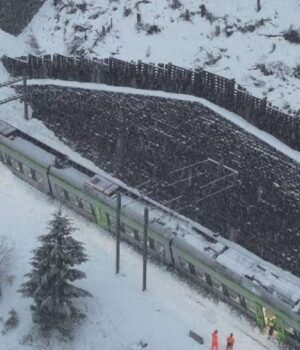 У-Швейцарії-через-лавину-зійшов-з-рейок-потяг У-Швейцарії-через-лавину-зійшов-з-рейок-потяг