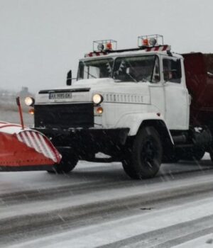 Як-у-Луцьку-розчищають-дороги-від-снігу-в-Луцькому-районі.-ВІДЕО