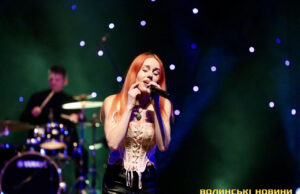 «Феромони ще літають»: Олена Тополя виступила в Луцьку з великим сольним концертом. Фото «Феромони-ще-літають»:-Олена-Тополя-виступила-в-Луцьку-з-великим-сольним-концертом.-Фото
