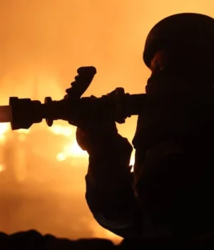 рф-атакувала-Дніпро-та-область-ракетами-та-дронами,-є-руйнування