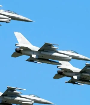 Польща-підняла-в-небо-бойову-авіацію-та-привела-ППО-у-готовність-через-ракетний-удар-рф.