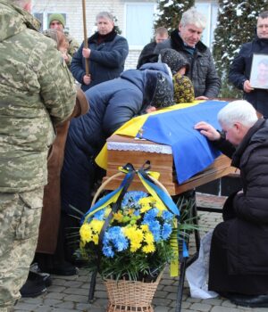 Знали-як-добру-і-працьовиту-людину:-на-Волині-попрощались-з-воїном-Володимиром-Лавренюком