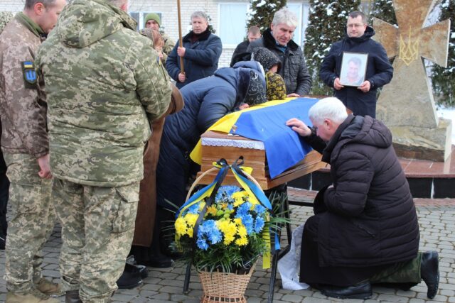 Знали як добру і працьовиту людину: на Волині попрощались з воїном Володимиром Лавренюком Знали-як-добру-і-працьовиту-людину:-на-Волині-попрощались-з-воїном-Володимиром-Лавренюком