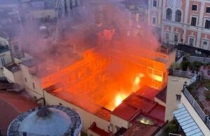 Пожежа зруйнувала історичний театр у Неаполі Пожежа-зруйнувала-історичний-театр-у-Неаполі