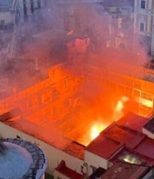 Пожежа-зруйнувала-історичний-театр-у-Неаполі