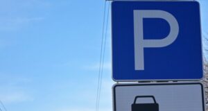 Закривають огляд для інших водіїв: у Луцьку просять заборонити парковку для фур вздовж міських доріг Закривають-огляд-для-інших-водіїв:-у-Луцьку-просять-заборонити-парковку-для-фур-вздовж-міських-доріг