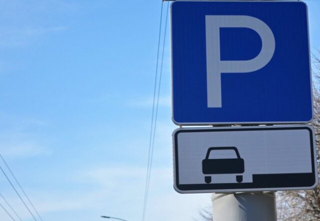 Закривають огляд для інших водіїв: у Луцьку просять заборонити парковку для фур вздовж міських доріг Закривають-огляд-для-інших-водіїв:-у-Луцьку-просять-заборонити-парковку-для-фур-вздовж-міських-доріг