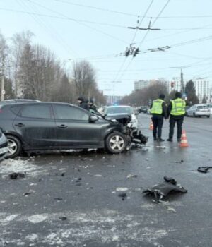 У-Луцьку-–-аварія:-зіткнулися-три-автівки.-ФОТО У-Луцьку-–-аварія:-зіткнулися-три-автівки.-ФОТО