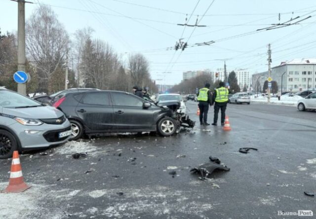У Луцьку – аварія: зіткнулися три автівки. ФОТО У-Луцьку-–-аварія:-зіткнулися-три-автівки.-ФОТО