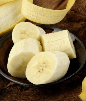 Банани-корисно-їсти-після-солоної-їжі:-кардіологи-пояснили,-як-фрукт-впливає-на-тиск Банани-корисно-їсти-після-солоної-їжі:-кардіологи-пояснили,-як-фрукт-впливає-на-тиск