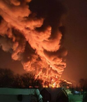 Вибухи-у-Псковській-області:-у-Великих-Луках-уражено-нафтобазу-поблизу-стратегічної-залізниці-(фото) Вибухи-у-Псковській-області:-у-Великих-Луках-уражено-нафтобазу-поблизу-стратегічної-залізниці-(фото)