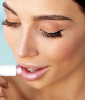 Помади-відходять-у-минуле,-адже-цей-тренд-робить-губи-більшими-без-уколів