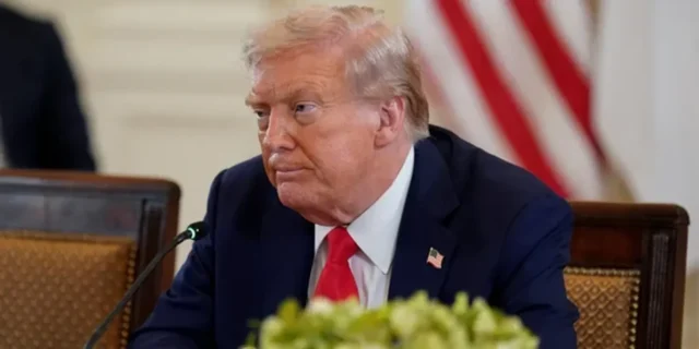 Трамп запровадив глобальні 10-відсоткові мита у відповідь на рішення Верховного суду Трамп-запровадив-глобальні-10-відсоткові-мита-у-відповідь-на-рішення-Верховного-суду