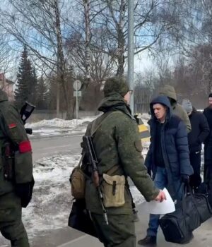 Masowy pobór na Białorusi. Kobiety w panice. “Telefon męża jest wyłączony”