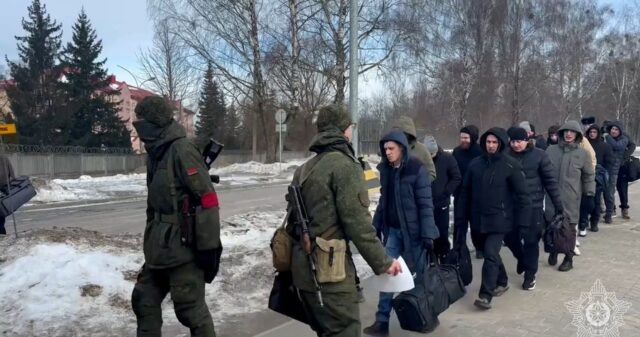 Масовий призов до армії в Білорусі: жінки в паніці через відсутність зв’язку з чоловіками Masowy pobór na Białorusi. Kobiety w panice. “Telefon męża jest wyłączony”