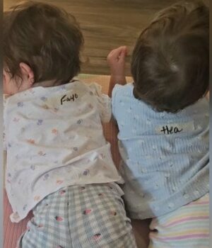 Мати-забрала-близнючок-із садка-і виявила-несподіваний-підпис-на їхніх-спинах Мати-забрала-близнючок-із садка-і виявила-несподіваний-підпис-на їхніх-спинах