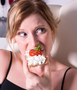 Чому-постійно-тягне-на-перекуси:-дієтологи-назвали-5-основних-причин