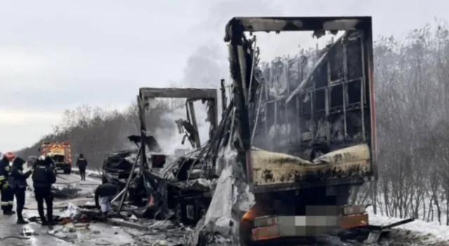 На Кіровоградщині вантажівка зіткнулася з двоповерховим автобусом: загинули двоє водіїв На Кіровоградщині вантажівка зіткнулася з двоповерховим автобусом: загинули двоє водіїв