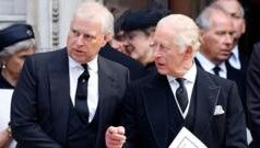 Конфлікт між принцом Ендрю та королем Чарльзом: складна динаміка королівської родини Ендрю-та-король-Чарльз:-розбрат-у-королівській-родині