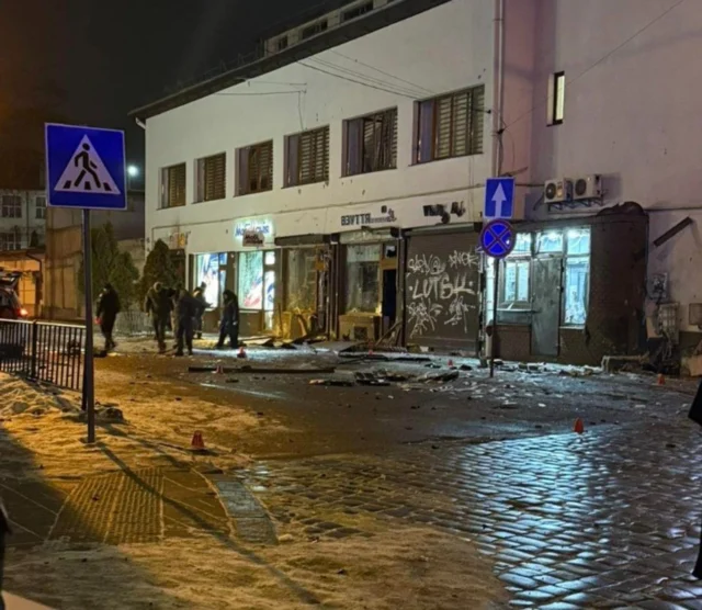 Мер Львова Садовий назвав вибухи у центрі міста терактом та повідомив про госпіталізацію 14 постраждалих Мер-Львова-Садовий-назвав-вибухи-у-центрі-міста-терактом-та-повідомив-про-госпіталізацію-14-постраждалих