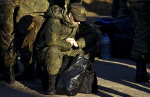 В окупованому Криму російські командири підробляють документи солдатів для переведення на контрактну службу Командири РФ у Криму підробляють документи строковиків і відправляють їх на фронт, – АТЕШ