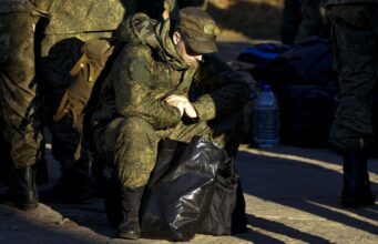 В окупованому Криму російські командири підробляють документи солдатів для переведення на контрактну службу Командири РФ у Криму підробляють документи строковиків і відправляють їх на фронт, – АТЕШ