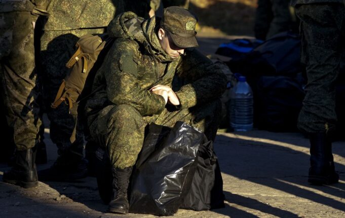 В окупованому Криму російські командири підробляють документи солдатів для переведення на контрактну службу Командири РФ у Криму підробляють документи строковиків і відправляють їх на фронт, – АТЕШ