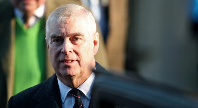 ЗМІ розкрили, що вигукував принц Ендрю під час виселення з Royal Lodge ЗМІ-розкрили,-що-вигукував-принц-Ендрю-під-час-виселення-з-royal-lodge