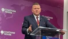 Валерій Залужний прокоментував свої політичні амбіції під час виступу в Лондоні “Це-треба-обговорити-в-пабі”.-Залужний-про-вибори-в-Україні-та-свої-політичні-амбіції
