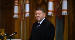 Генерал Заłużny уникає чіткої відповіді щодо участі у виборах президента України “To nie powinno się zdarzać. To tabu”. Główny rywal Zełenskiego z krytyką