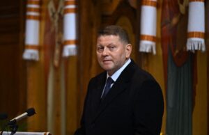 Генерал Заłużny уникає чіткої відповіді щодо участі у виборах президента України “To nie powinno się zdarzać. To tabu”. Główny rywal Zełenskiego z krytyką