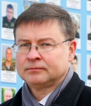 Євросоюз-знайде-до-квітня-гроші-для-України,-попри-вето-Орбана?-Інтерв’ю-із-єврокомісаром-з-питань.