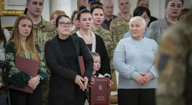 Зеленський передав орден «Золота Зірка» рідним загиблого Героя України Кирила Зіброва Зеленський передав орден «Золота Зірка» рідним загиблого Героя України Кирила Зіброва