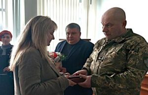 На Волині дружині загиблого воїна вручили посмертну нагороду Героя На-Волині-дружині-загиблого-воїна-вручили-посмертну-нагороду-Героя