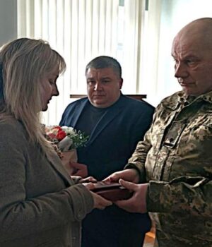 На-Волині-дружині-загиблого-воїна-вручили-посмертну-нагороду-Героя