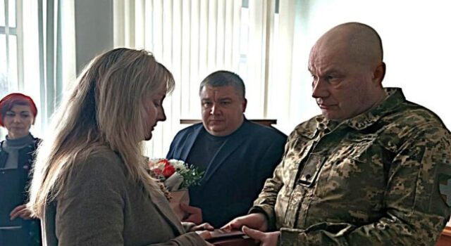 На Волині дружині загиблого воїна вручили посмертну нагороду Героя На-Волині-дружині-загиблого-воїна-вручили-посмертну-нагороду-Героя