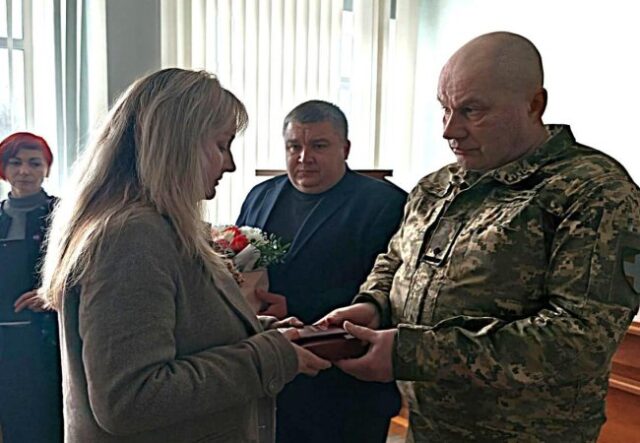 На Волині дружині загиблого воїна вручили посмертну нагороду Героя На-Волині-дружині-загиблого-воїна-вручили-посмертну-нагороду-Героя
