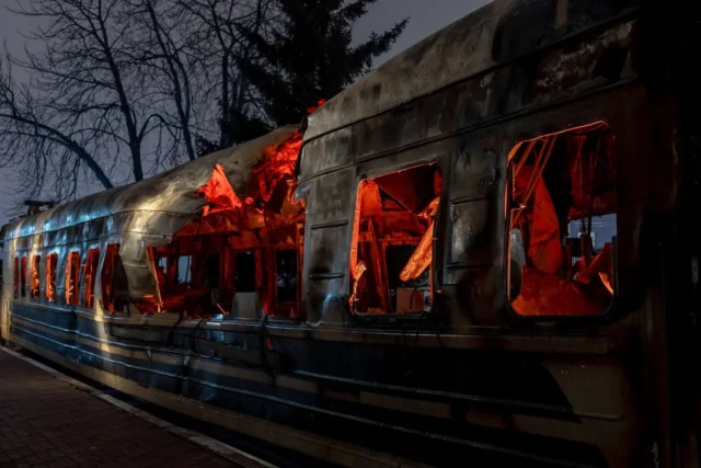 «Укрзалізниця» представила міжнародним делегаціям арт-об’єкт зі знищеного вагона «Укрзалізниця» представила міжнародним делегаціям арт-об’єкт зі знищеного вагона