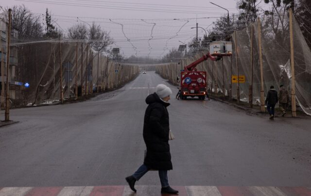 Україна активізує будівництво антидронових сіток на кордоні з РФ Україна посилює захист доріг від дронового терору РФ: які траси в пріоритеті