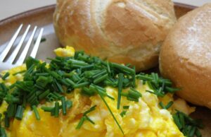 У чому секрет пухкої яєчні: кухарі назвали 11 добавок для ідеальної текстури У-чому-секрет-пухкої-яєчні:-кухарі-назвали-11-добавок-для-ідеальної-текстури