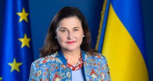ЄС і Україна обговорюють нові санкції проти Росії та перспективи вступу до ЄС «Цілком-впевнена,-що-ми-ухвалимо-20-й-пакет»-–-посол-ЄС-в-Україні-про-нові-санкції.