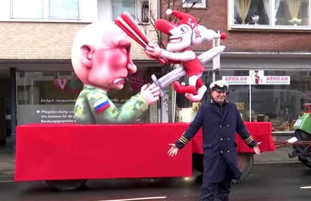 Росія звинуватила німецького скульптора в “дискредитації” армії РФ, – DW Росія-звинуватила-німецького-скульптора-в-“дискредитації”-армії-РФ,-–-dw