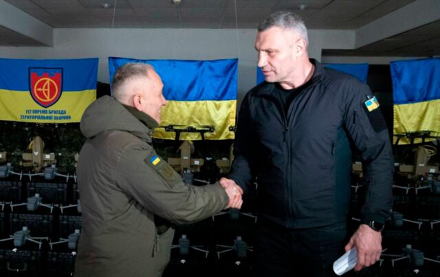 Київ передав 112-й бригаді ТрО майже 2000 дронів та сучасне обладнання FPV-дрони та важкі бомбери: Кличко передав 112 бригаді ТрО велику партію допомоги від Києва