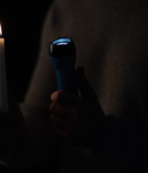 В-Україні-у-п’ятницю-будуть-відключати-світло:-кому-доведеться-сидіти-у-темряві