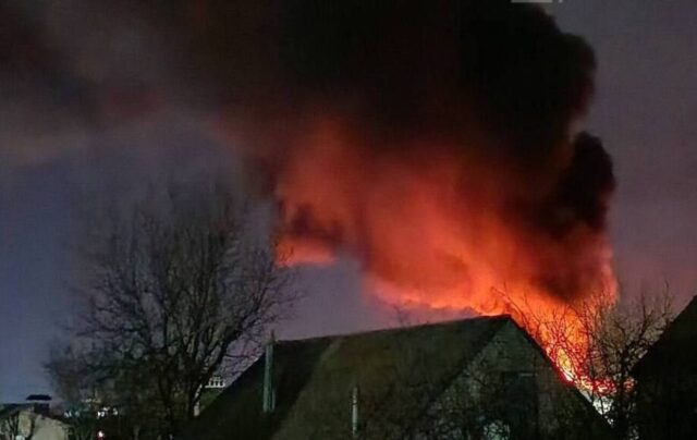 Зростання цін на енергоносії в Україні: аналіз причин та наслідків У Луганську горить нафтобаза, а під Алчевськом приліт по підстанції: кадри з місця НП