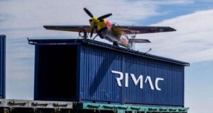 Пілот вперше приземлив літак на рухомий поїзд — відео Пілот-вперше-приземлив-літак-на рухомий-поїзд —-відео