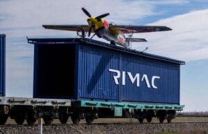 Пілот вперше приземлив літак на рухомий поїзд — відео Пілот-вперше-приземлив-літак-на рухомий-поїзд —-відео